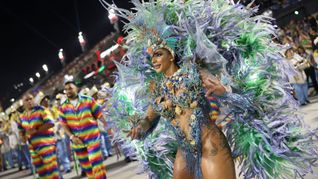 In Rio de Janeiro haben die weltberühmten Umzüge im Sambodrom begonnen.